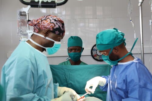 In the operating theatre of Popokabaka General Referral Hospital, MSF surgeon Johnny Kasangati and his team perform surgery on a patient with a perforated bowel due to typhoid fever.

From mid-July to mid-September, MSF emergency teams responded a typhoid outbreak in Popokabaka health zone, supporting treatment at the general hospital and in seven health centres, providing them with clean water, setting up sensitization activities and reinforcing epidemiological surveillance.

In total, 2,180 patients were treated for typhoid fever and 20 surgical operations linked to complications of the disease were performed with MSF’s support. In addition to treating typhoid fever, the MSF team also operated on 11 people for surgical emergencies and treated more than 3,500 patients suffering from simple and severe malaria.
