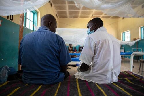 Sabiti Lukalaba vient de finir son traitement contre la méningite, il rentre à la maison dans les minutes qui suivent; les signes de la méningite ont disparu; il vient de passer cinq jours à l’hôpital général de Banalia.

MSF soutient les efforts du à Ministère Provinciale de la Santé dans cette zone de la Province de la Tshopo en RDC dans la lutte contre cette maladie potentiellement mortelle.