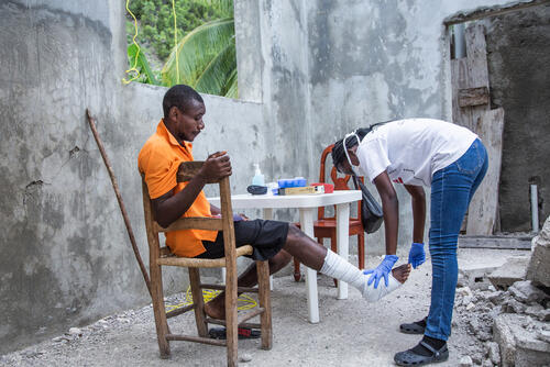 An MSF nurse treats a patient at an MSF mobile in Baradères. In the community of Baradères, the earthquake damaged or destroyed thousands of homes, forcing people to sleep outside or under makeshift shelters. It also damaged water systems, forcing people to find alternative sources. Over the last six weeks, our mobile clinic teams have treated 1,179 people, mostly for abdominal pain, gastritis, infections and fever.