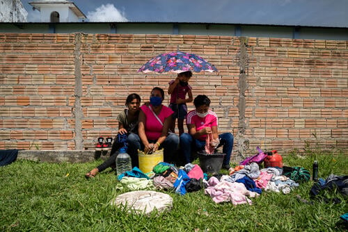 “We have been here for a month now and one of our biggest challenges is finding shelter and food while waiting for our papers. We miss Venezuela, but there are no opportunities there for us nor for our children. We are friends and used to work as laundry assistants at a hotel, but after a while our salaries weren’t enough for us to eat,” say Vanesa and Daiviane.

They hope to find work and a house to live in and to provide a better life for their children.