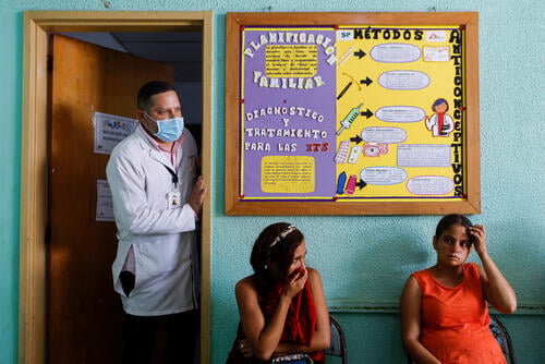 “La consolidación de la consulta de planificación familiar ha sido un gran logro durante mi trabajo en Médicos Sin Fronteras. Las pacientes son atendidas por un equipo médico especializado compuesto por personal de MSF y personal del hospital previamente capacitado”. Jusluis, Médico Gineco-obstetra de MSF.

----

“The consolidation of the family planning consult has been a great achievement during my work at Médecins Sans Frontières. Patients are seen by a specialised medical team composed of MSF staff and previously trained hospital staff,” says Jusluis, MSF obstetrician-gynecologist.