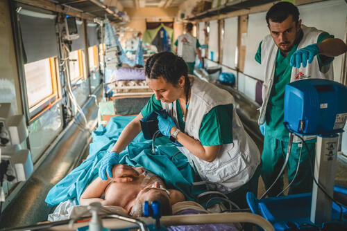 The medical team inside the intensive care unit (ICU) of the MSF medical train monitor and stabalise a seriously war-wounded patient during the journey from Pokrovsk, eastern Ukraine to Lviv, in western Ukraine. The journey takes approximately 20 hours.  Since 31 March, we have transported more than 600 patients.