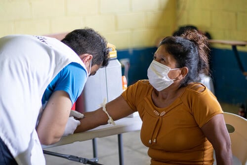 To identify chronic kidney disease of non-traditional origin (CKDnt), also called as Mesoamerican endemic Nephropathy (MeN), MSF provides screening (rapid and laboratory tests), diagnostics and direct medical attention to the population in the communities and health centers in the municipalities of La Gomera, La Democracia and Sipacate. The services are aimed at people exposed to risk factors, such as sugar cane workers and populations living near the plantations.