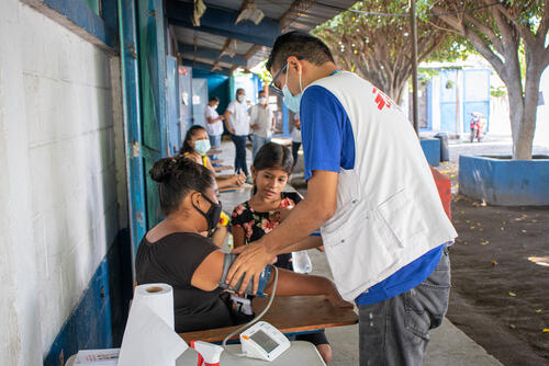 To identify chronic kidney disease of non-traditional origin (CKDnt), also called as Mesoamerican endemic Nephropathy (MeN), MSF provides screening (rapid and laboratory tests), diagnostics and direct medical attention to the population in the communities and health centers in the municipalities of La Gomera, La Democracia and Sipacate. The services are aimed at people exposed to risk factors, such as sugar cane workers and populations living near the plantations.