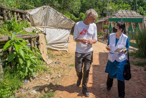 MSF’s Southeast, East Asia and Pacific Project (SEEAP) head Paul McPhun and MSF South Korea Humanitarian Affairs representative Kim Tae-Eun, are visiting the Kutupalong-Balukhali refugee camp in Cox’s Bazar, Bangladesh for the first time, are astounded by the sheer size of the largest refugee camp in the world, which hosts about 1 million Rohingya refugees.