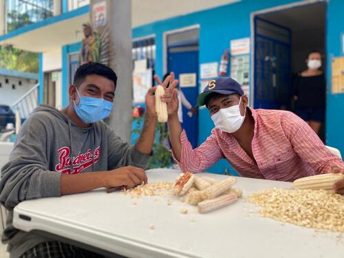 Irvin (left) in a shelter in Palenque with a young Guatemalan migrant. Irvin is 21 years old, fled Honduras to seek a better life, fleeing gang violence in his country to find more violence on the southern border of Mexico. A few days after arriving he was robbed and suffered an attempted kidnapping by gangs operating in the area. He was assisted by the MSF team in Palenque, Chiapas.

Irvin (izquierda), en un albergue de Palenque con otro joven migrante guatemalteco. Irvin tiene 21 años, salió de Honduras para buscar una vida mejor, huyendo de la violencia de las pandillas en su país para encontrar más violencia en la frontera sur de México. A los pocos días de haber llegado, fue despojado de sus pertenencias y sufrió un intento de secuestro por las bandas que operan en el sureste del país. Fue atendido por el equipo de MSF en Palenque, Chiapas.