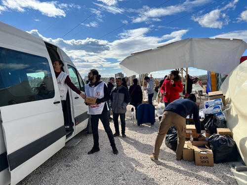 On 15 February, in collaboration with the Turkish Medical Association, a team from Médecins Sans Frontières/Doctors Without Borders (MSF) donated various essential relief items to people affected by the earthquake in the city of Adiyaman in southern Türkiye.

The donated items – including hygiene kits, electrical stoves, winter undergarments, nappies and baby food – were distributed to more than 50 families at a newly established camp for earthquake survivors.

The city of Adiyaman, with a population of around 300,000, was one of the areas worst hit by the earthquake. Large numbers of buildings were damaged or are considered unsafe to return, leaving thousands of people sleeping in the open, in large camps, makeshift settlements or private cars.

As in other quake-affected areas, MSF teams are coordinating with various local organisations to provide assistance to survivors.