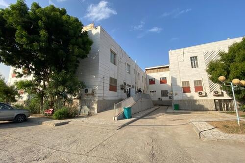 The entrance to the emergency room of MSF Aden Trauma Centre within Al-Salam Hospital in Aden, Yemen, where patients are assessed and stabilised before further care.