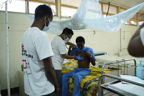 MSF medical staff are examining Mekuanent, a kala azar patient during the morning rounds at MSF’s Abdurafi health center specializing in treatment of Kala-azar and snakebite.
Among the young male population the prevalence of HIV infection is relatively high. That creates a unique situation with between 20 and 40% of kala azar patients HIV co-infected. This combination of two diseases, both severely immune suppressive, is almost impossible to cure.