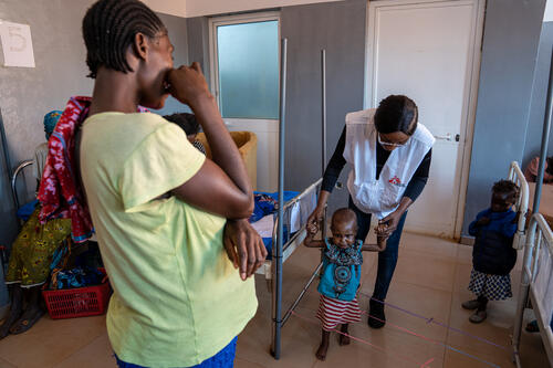 Paulina Cassombu has been in Cuvango Municipal Hospital, in southwestern Angola, with her daughter, Rosa, for three weeks. Rosa was admitted with severe malnutrition and was covered in painful blisters and could not walk for a long period of time. Now, as she got better, and with the help of psychostimulation sessions, has been able to regain her mobility. 
“She came in with a lot of blisters. She is much better now and it makes me happy,” said Paulina.
Both in Cuvango and Chipindo Municipal Hospitals, through psychostimulation sessions, psychologists have worked to re-establish mobility, cognition, confidence, and mother to child bond after a child has been in a critical condition in the hospital for an extended period.
