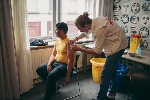 Bruxelles le 29 juin 2023, au Queen Anne. Maxime, médecin, en train d'administrer une dose à Obeid Aymann Ismael, qui vient de Palestine. Il a 21 ans.