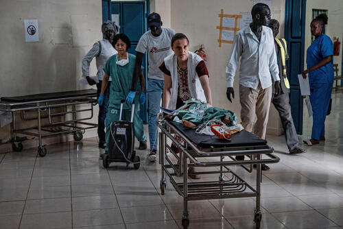 The MSF team worked tirelessly to save 3-year-old girl, who arrived at the hospital early this morning with breathing difficulties. Her heart stopped, and she was successfully saved. In the photos, the team can be seen struggling to find an oxygen concentrator machine capable of producing the required 8 litres of oxygen per minute. The young girl was quickly rushed from the Operating Theatre to the Intensive Care Unit. Despite intensive efforts by the MSF team, she tragically died the next day.
