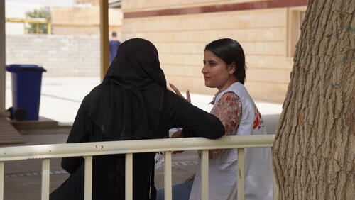 MSF health promoter is talking to one of the visitors of the Sinuni general hospital, she is explaining the mental health services that MSF is providing in Sinuni.