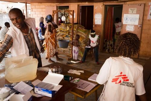 Depuis janvier 2014, MSF travaille dans le centre de santé de Mamadou M’Baiki - situé dans le quartier de PK5, à Bangui - où nous offrons des soins de santé primaire aux enfants âgés de moins de 15 ans. Pendant le pic annuel de paludisme, le centre de santé de Mamadou M’Baiki peut recevoir jusqu'à 800 enfants par semaine. En 2014, sur nos différents projets menés dans le quartier de PK5 (centre de santé + dispensaires mobiles à la grande mosquée et à Kpéténé), nous avons dispensé près de 40 000 consultations (29% de cas de paludisme). <br/> 

Since January 2014, MSF has been working in Mamadou M'Baiki health center - located in the PK5 district in Bangui - where we offer primary health care to children under 15. During the annual malaria peak, Mamadou M'Baiki health center can receive up to 800 children a week. In 2014, on our various projects in the PK5 area (health center + mobile clinics at the Grand Mosque and Kpéténé area) we have provided almost 40,000 consultations (29% for malaria cases).
 *** Local Caption *** En RCA, le contexte sanitaire  est catastrophique, les indicateurs particulièrement dégradés : le paludisme (1ère cause de morbidité et mortalité) est endémique, chaque enfant âgé de moins de 5 ans fait en moyenne deux crises par an. La couverture vaccinale est très basse. Le pays possède la plus haute prévalence de VIH-Sida des pays d’Afrique Centrale (entre 5 et 10% suivant les zones). Le système de santé offre un accès aux soins limité et coûteux, les ressources humaines qualifiées manquent, les problèmes d’approvisionnement en médicaments sont récurrents. Dans ce pays à l’Etat fantôme, les opérations menées par MSF se substituent à celles du ministère de la Santé.<br/>

In CAR, health situation is catastrophic, indicators particularly degraded: malaria (first cause of morbidity and mortality) is endemic, every child under 5 years has an average of two attacks per year. Vaccination coverage is very low. The country has the highest prevalence of HIV-AIDS among the countries of Central Africa (between 5 and 10% depending on the area). The health system offers limited and expensive access to care, skilled medical human resources are lacking, drug supply problems are recurrent. In this country without State, MSF operations substitute those of the MOH.