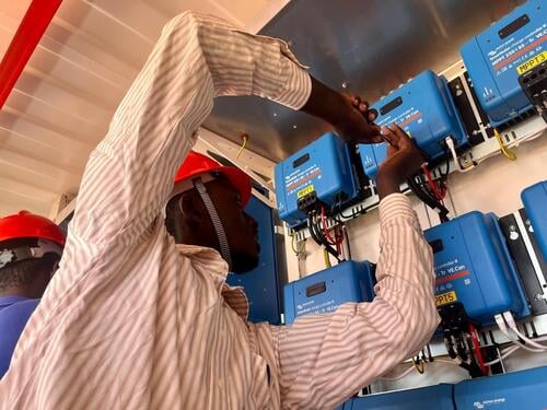 Deployement of the container with extendable solar panels in Ourang, in eastern Chad, where MSF teams are providing healthcare for the 50,000 refugees who fled violence in neighbouring Sudan.