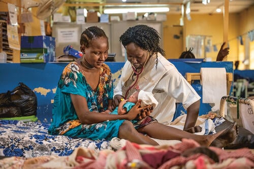 Nurse Regina Abuk Thor examines two days old Amel Akoi Garang. The mother Catherina Peter Eduat holdes the baby in her arms.
MSF runs the maternity unit in Aweil State Hospital in Northern Bahr el Ghazal, South Sudan.