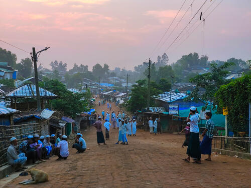 Rohingya refugees meet up and talk in the streets of the camps. Cox’s Bazar, Bangladesh, October 2023 © Ro Yassin Abdumonab

Des réfugiés rohingyas se rassemblent et discutent dans les camps de Cox’s Bazar. Cox’s Bazar, Bangladesh, octobre 2023 © Ro Yassin Abdumonab