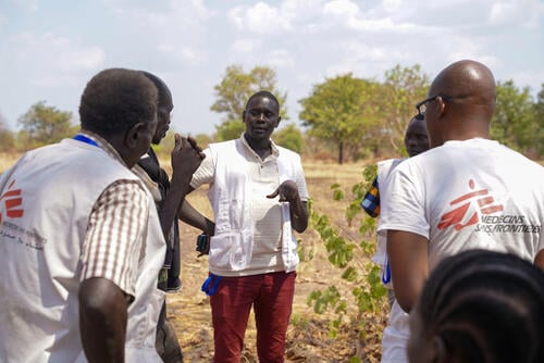 Martin Kongkong, Integrated Community Case Management (ICCM) supervisor, discusses with his team and a local chief during a four-day outreach visit among cattle keepers in Labarab, Greater Pibor Administrative Area.