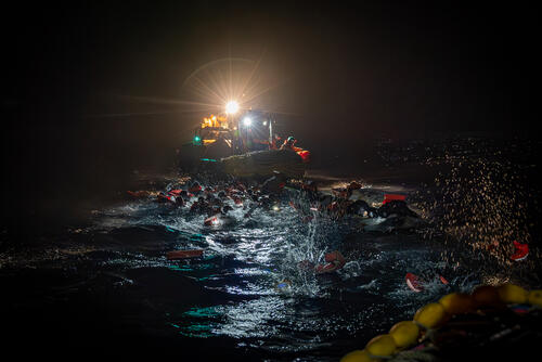 This pictures captures the harrowing moment an overcrowded boat capsized last night. Luckily, the 
@MSF team managed to retrieve all 45 people safely from the water. 

❗It is simply unacceptable that people in search of safety and protection have to risk their lives on flimsy boats 
THIS IMAGE IS ONLY AVAILABLE FOR MSF USE.