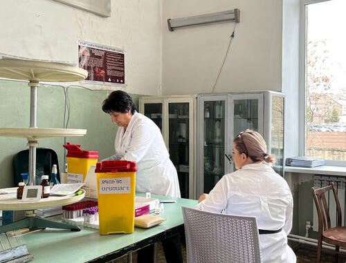 On April 5, MSF Mission in Armenia and partners inaugurated a new service for testing and treatment for Hepatitis C virus (HCV) within our existing project in Arshakunyats Health Center, in the capital Yerevan. The service is part of a project launched in 2023 by MSF in Armenia to provide access for testing and treatment of Hepatitis C following a “one stop shop” approach. The new service thus aims at improving access to Hepatitis C care for key populations (“PWID” People who Inject Drugs, ”MSM” Men who have Sex with Men, “CSW” Commercial Sex Workers), as the existing health services are not always tailored to meet the needs of this group.