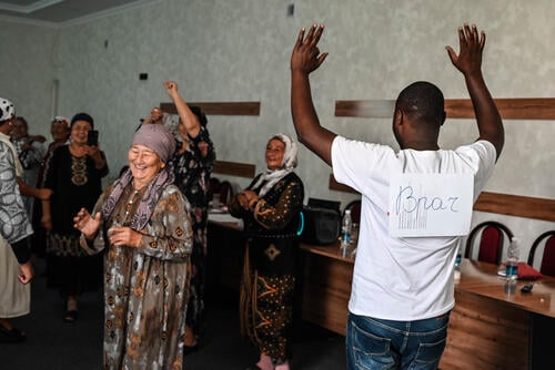 On July 11, 2023, about 30 MSF volunteers from the villages of Internatsional, Arka-1 and Eski-Oochu et al., Leilek district, Batken oblast, took part in a training on psychological first aid, stress management, behavior recognition, and psychological support for children affected by emergencies.