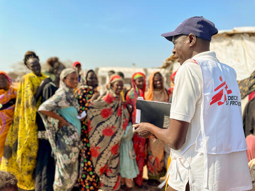 An MSF staff member is explaining to refugees and returnees the steps to take at Joda border point, between South Sudan and Sudan, before being transferred to the Transit Centre in Renk.