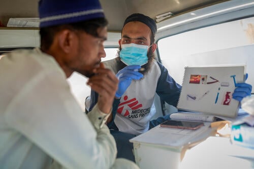 M. Zubair Khan, an MSF nurse, offers support and guidance to a hepatitis C patient during an outreach activity in a neighborhood of Machar Colony in Karachi, Pakistan.