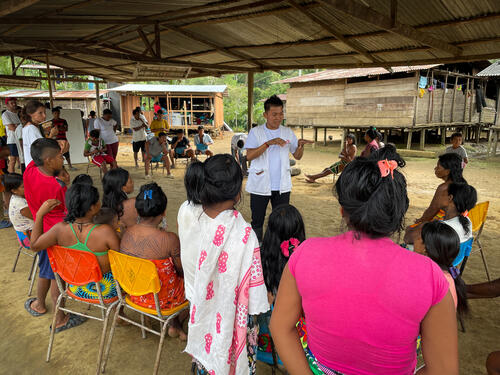 Community mediators, such as Yasmiro Mejía, are interpreters between the indigenous people and the MSF team so that the work is in accordance with the context and their customs. 

–––––

Los mediadores comunitarios, como Yasmiro Mejía, son intérpretes entre los pobladores indígenas y el equipo MSF para que el trabajo sea acorde al contexto y sus costumbres.