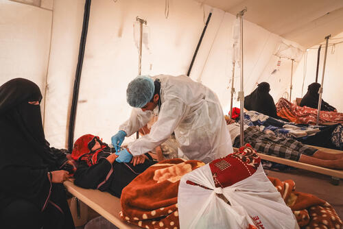 Medical team inside one of the cholera treatment centre’s tent providing medical care for cholera and acute watery patients. Aden city, Yemen.