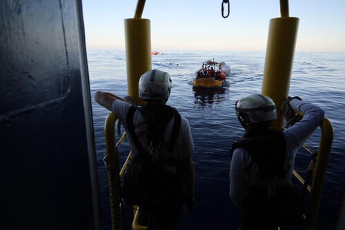 On the morning of 7th of June, the team on Geo Barents carried out two rescue operations in the Libyan SAR region. In total, 146 are safely on-board and receiving the care they require.
The Italian authorities assigned Genova as a place of safety.
In the first rescue, 37 people were found in distress on a white fiberglass boat. As for the second rescue, 109 people were in distress aboard a grey rubber boat.
