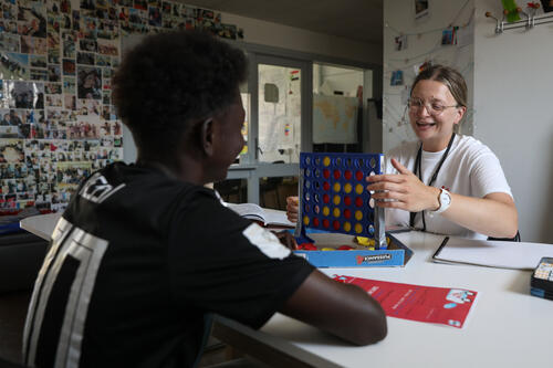 MSF apporte un soutien médical, psychologique et social aux mineurs non accompagnés en transit à Calais.