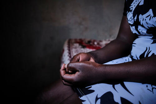 "There is nothing good about this job. Every day I think about whether to leave or continue, but I can't choose to leave, I have no money." Hamida Ajida (false name to protect her identity) says she has no choice: engaging in sex work is her only option. At 29, she has been in the business for three years now. She works in Dedza, a small, dusty town on the border with Mozambique where MSF runs the Sexual and Reproductive Health and Sexual Violence Program. Her story is the story of so many women in the same situation: Three years ago, Hamida ran a business selling vegetables and charckoal in Mangochi, where she was married with three children. Between her and her husband, they were supporting the family, but one day, without any explanation, her husband left her for another woman, a fact that changed Hamida's future: since then she could not support herself financially and had to start working as a sex worker in a bar in Dedza. In a weak voice and with her eyes on her knees, she says: "I started in 2020 to feed my children and my four siblings. Every month I have to send money for them, but it's never enough." Hamida charges 4,000 Malawi kwacha (3.20 euros) per service, and pays 2,500 kwacha a day to rent the room where she works. She says that when everything was going well she could have as many as 8 clients, but that is not the case now. "Nowadays I have one or even none. Many times I go to sleep on an empty stomach." 
She says the biggest challenge she faces is dealing with men who take advantage of her by not honoring price agreements. "When we finish, some clients take the money and leave. We have no one to protect us from threats and physical violence." Until three months ago, Hamida's three-year-old son lived with her in the room, but she took him away because the clients did not like having a baby hanging around the room. Thanks to the goodwill of Mercy, a woman who sometimes went to do laundry and food at the bar, Hamida managed to leave the son with her t
