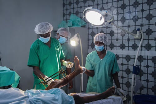 In the operating theatre of the Salama clinic in Bunia, a team of surgeons and anaesthetists from the Ministry of Health and MSF work together to treat trauma patients. In their first year of operation, the teams performed 2,050 operations at the Bunia surgery centre, Ituri, 2 June 2024.