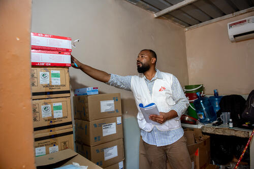 MSF’s cholera treatment centre, located in Kassala, was flooded after heavy rains the previous night. The centre, based in tents, provides urgent care to cholera patients. Available space within the hospital was quickly reorganized to welcome patients coming from the flooded tents. Despite the challenging conditions MSF teams continue their efforts to treat those affected by the outbreak, working to maintain operations and ensure that patients receive life-saving care.