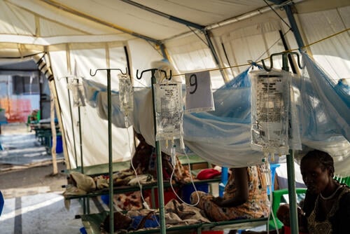 A line of beds at the paediatric ward in the Cholera Treatment Center (CTC).  

MSF has been running a CTC in Assosa since Nov 12th, a few km away from Malakal hospital, to respond to the increasing needs of cholera patients in Malakal.  

The CTC currently has 90 beds, with capacity to scale up to 100.