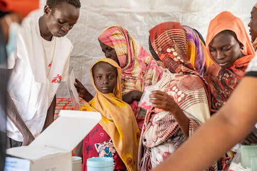 Aisha Ibrahim is accompanying her mother to the mobile clinic run by MSF for displaced people from Sudan in Atam, Renk County. After thousands of people entered South Sudan’s Renk County fleeing conflict in Sudan, MSF has started running mobile clinics in Girbanat and Atam.
