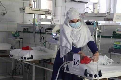 Hanifa, a neonatal nurse, checks the vital signs of a newborn baby in the neonatal intensive care unit (NICU) at the MSF maternity hospital in Khost province, Afghanistan. In 2024, 1,845 infants were admitted to the NICU – most often because they were suffering from sepsis, low birth weight, or birth asphyxia, and needed specialized treatment before they could be discharged to go home with their mothers.
