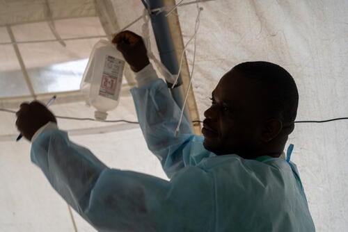 Treatment for cholera is largely focused on rehydrating patients. In Lomera, South Kivu, high alcohol consumption and heavy manual work in the mines mean cholera patients are often even more dehydrated than usual, often arriving for treatment in a critical state.