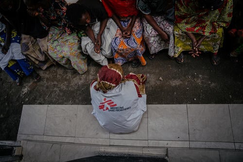 Sandra, superviseuse MSF en charge de la protection, est assise en face de femmes survivantes de violences sexuelles. Elle échange avec elles en assurant une écoute active dans le cadre de leur prise en charge. 

Sandra, an MSF protection supervisor, sits across from female survivors of sexual violence. She actively listens to their concerns as part of the care provided.