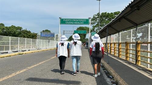MSF staff carried out patrols on the Rodolfo Robles International Bridge, which links Guatemala and Mexico, to identify individuals or families in need of medical-humanitarian services.