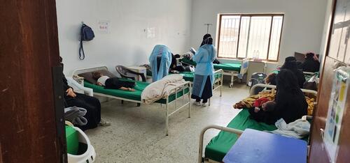 MSF doctor is conducting clinical examinations for measles patients in the MSF run isolation ward at Al-Wahda hospital.
Dhamar governorate – Yemen.