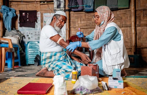 MSF-Nurse Habiba Jannat Deba (26) and  patient Abu Hashim (58) during Hepatitis C testing  in Kutupalong refugee camp.

photo from a series (1/3)