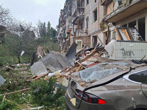 Damaged residential buildings and cars.

Reports indicate strikes on homes, hospitals, schools, and universities in residential areas where families with children live. At least 8 people were reportedly killed during last night, including a six-year-old child, and more than 100 injured — among them, children.
In recent months, attacks on Kyiv have become more frequent. Since the full-scale invasion by Russian forces in 2022, many people have come to the city seeking safety — now, even here, they are at risk. Kyiv is also home to major hospitals that provide specialised care. Patients with serious or complex medical needs are often transferred here from other parts of the country. Attacks on the city put both this care and the people who depend on it in danger.



“MSF in Ukraine is witnessing the devastating, continuous impact of intensified airstrikes on cities and residential areas across the country,” says Ainur Absemetova, MSF’s Head of Mission. “These attacks not only destroy homes and essential infrastructure like schools, hospitals, power and water systems — they also undermine people’s sense of safety and dignity, leaving them in a constant state of fear and uncertainty. This ongoing terror intensifies existing trauma, deepens insecurity, anxiety and increases the urgent need for emergency medical and psychological support.”