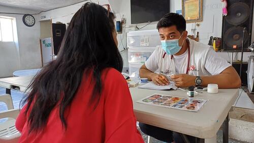 An MSF staff sees a patient in a consultation during a mobile clinic in Ciudad Juárez, in northern Mexico.