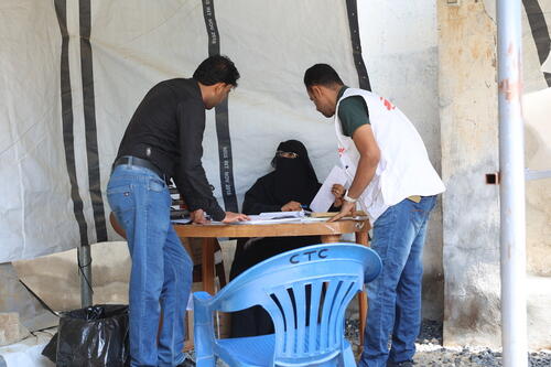 The medical team is having a discussion at the admission tent at the Diarrhea treatment centre, Abs General Hospital, Hajjah governate, Yemen.
