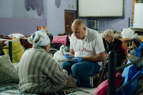People from the frontline areas arrive at the transit centre for IDPs in Dnipropetrovsk region (eastern Ukraine). They usually spend a few days here before moving further west. The Médecins Sans Frontières mobile clinic comes here twice a week. Our doctors and nurses examine patients. They often have chronic illnesses, and some of them arrive with injuries from the hostilities. Our health promoters and psychologists also work with patients to identify their needs and provide psychological support.
