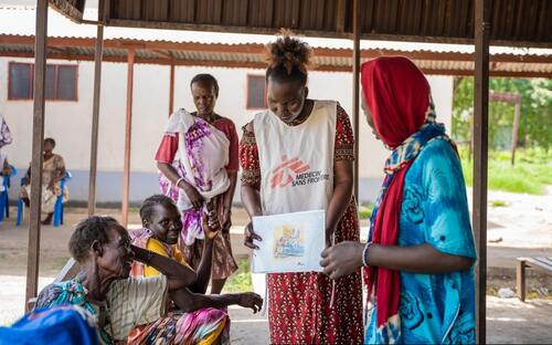 Angelina Achol, an MSF counsellor educator, leads a mental health psychoeducation session with women in the waiting area of Malakal Teaching Hospital