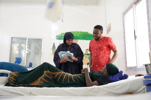 Ministry of Health doctor Fartun Sa’id and MSF’s Project Meical Referent Abdirazak during their medical rounds for the patients in Fistula Unit ward, at MSF supported Bay Regional Hospital in Baidoa, Somalia.