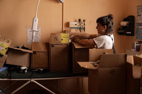 MSF Infectious disease specialist, Dr. Virginia Moneti, unpacks medical supplies provided to Maroon town clinic. The clinic was closed for two weeks due to the destruction of the roof and consequent flooding of the clinic. MSF teams were able to resupply the clinic with essential medical supplies on the first day of the clinic's reopening.