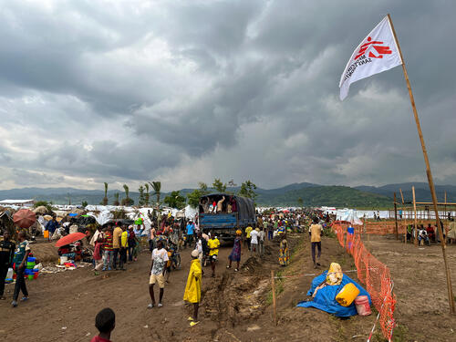 MSF opened a mobile clinic on 10 December to provide access to healthcare for Congolese refugees settled in the Ndava transit site. Burundian police trucks continue to bring new arrivals to the site.